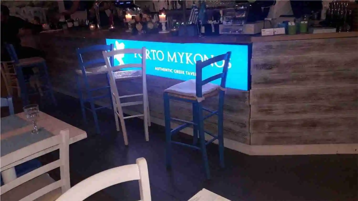 Порто Миконос — световой лайтбокс в интерьере ресторана