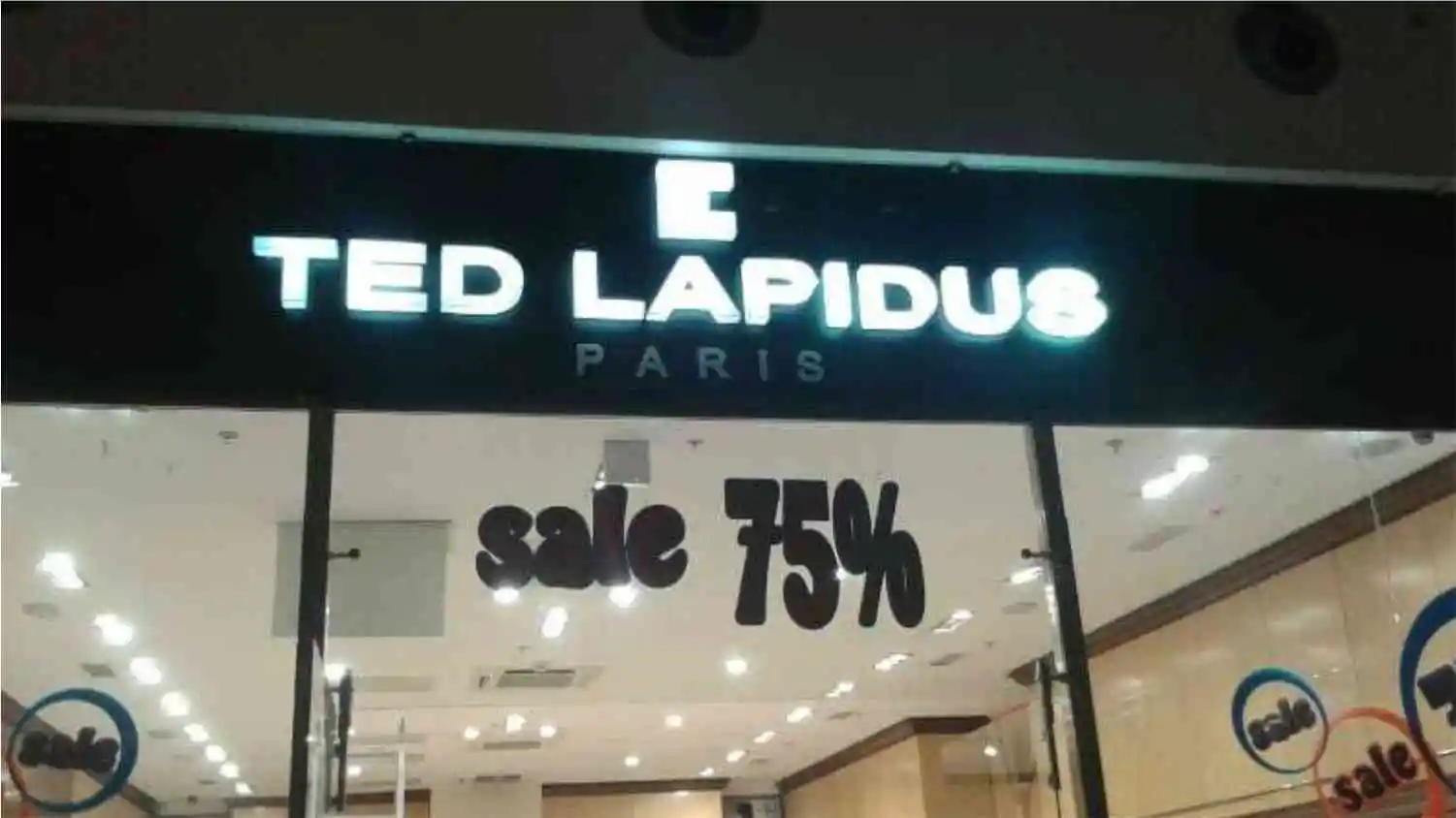Ted Lapidus — акриловые объемные буквы