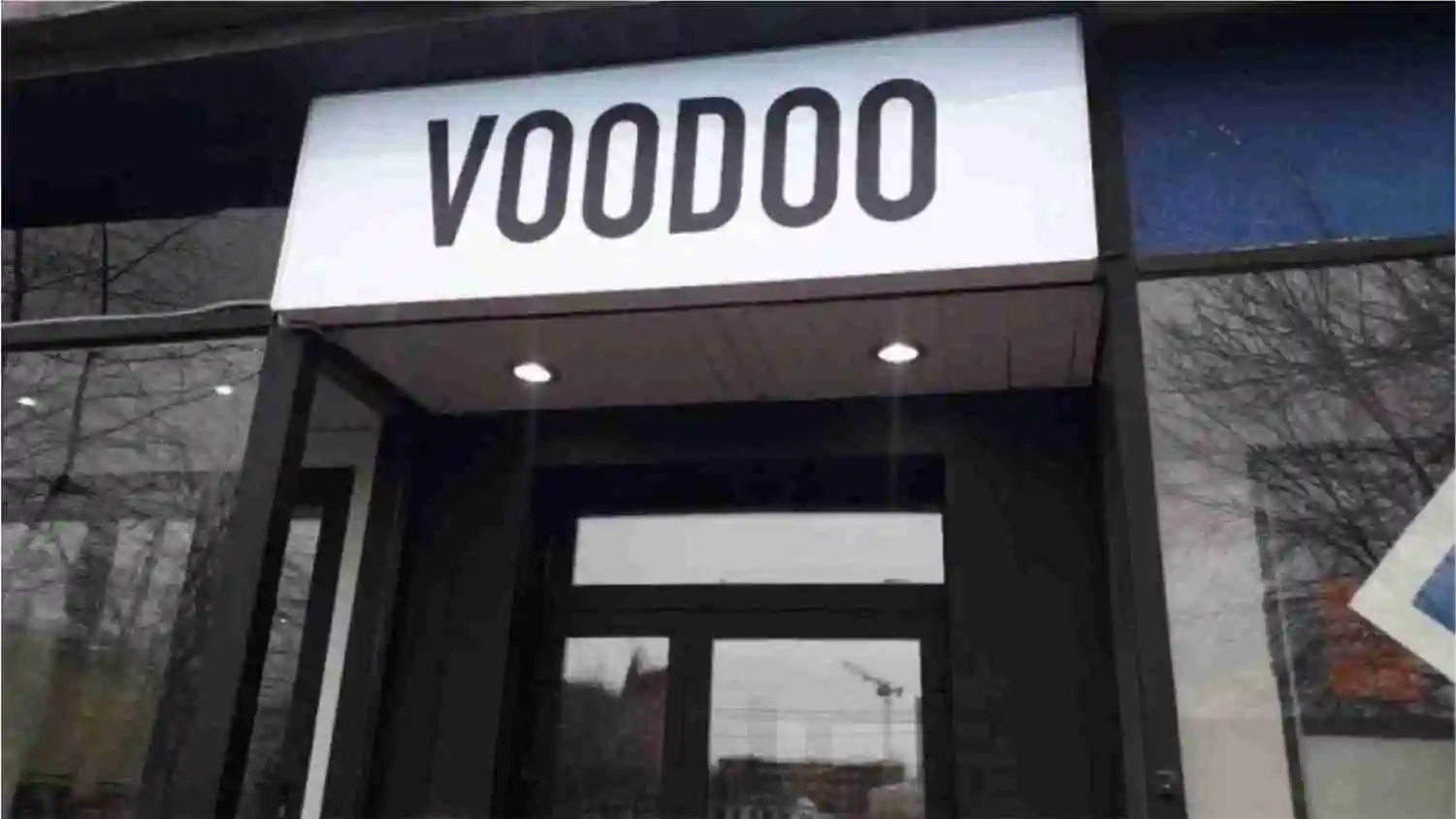 Световой рекламный короб, консольная вывеска и несветовые буквы магазина "Voodoo"