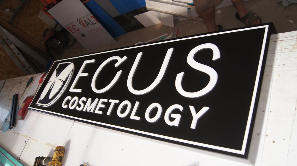 Композитный световой короб DECUS Cosmetology с инкрустацией