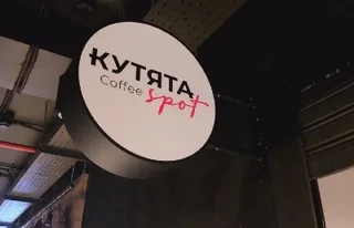 Круглая двусторонняя вывеска на кронштейне