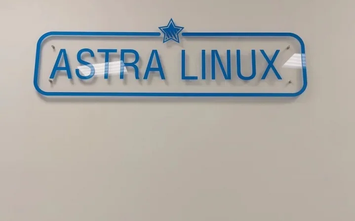 Плоский акриловый логотип Astra Linux с синей рамкой и звездой на прозрачном основании