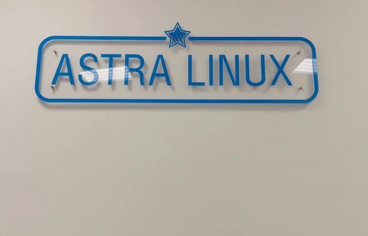 Плоский акриловый логотип Astra Linux с синей рамкой и звездой на прозрачном основании