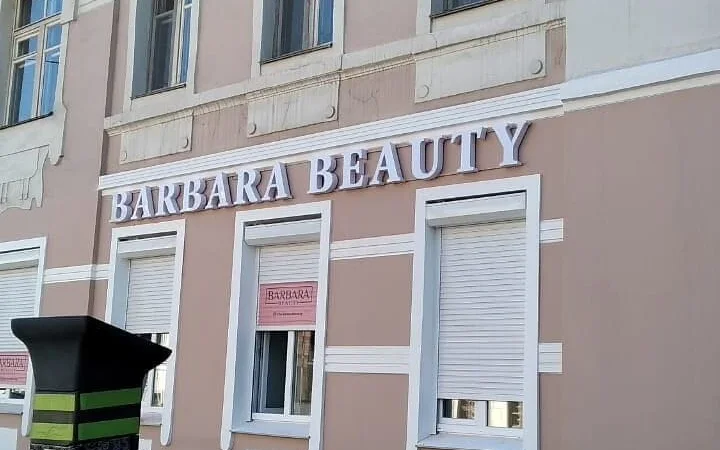 Несветовые объёмные буквы «Barbara Beauty» на раме