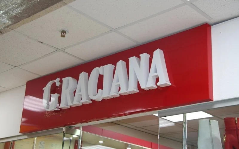 Несветовая вывеска GRACIANA на красной подложке над входом магазина Несветовая вывеска GRACIANA на красной подложке над входом магазина
