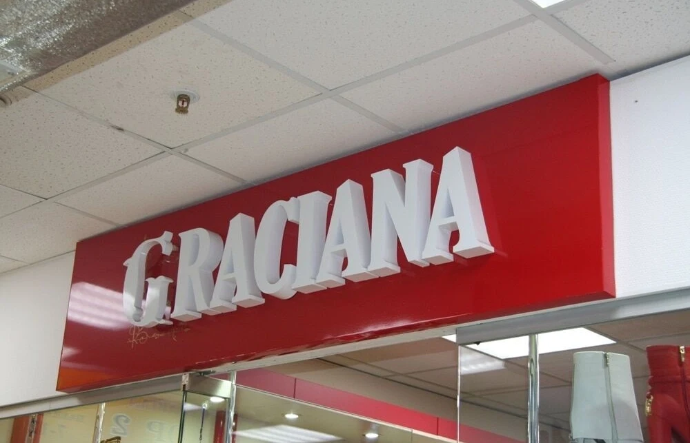 Несветовая вывеска GRACIANA на красной подложке над входом магазина