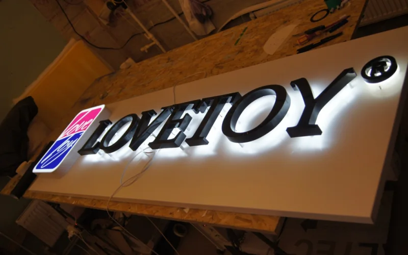 Контражурные буквы Lovetoy со световым логотипом