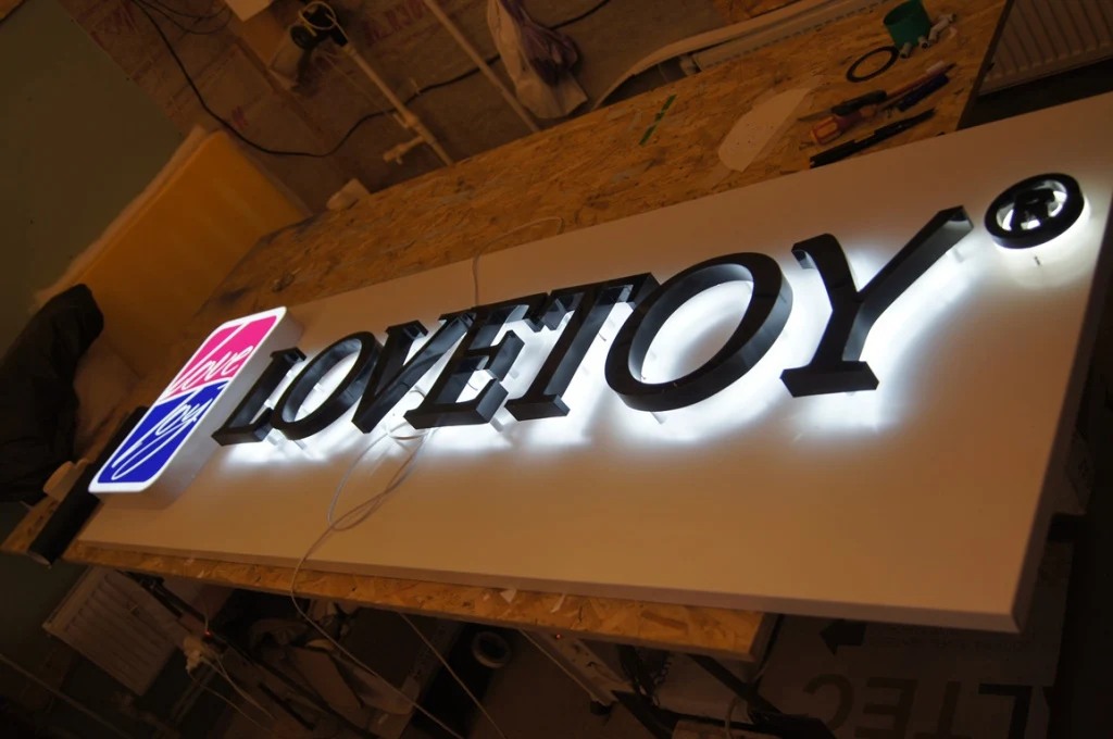 Чёрные объёмные буквы Lovetoy с белым контражуром на композитной подложке