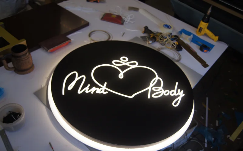 Витринный лайтбокс «Mind Body» с эффектом неона