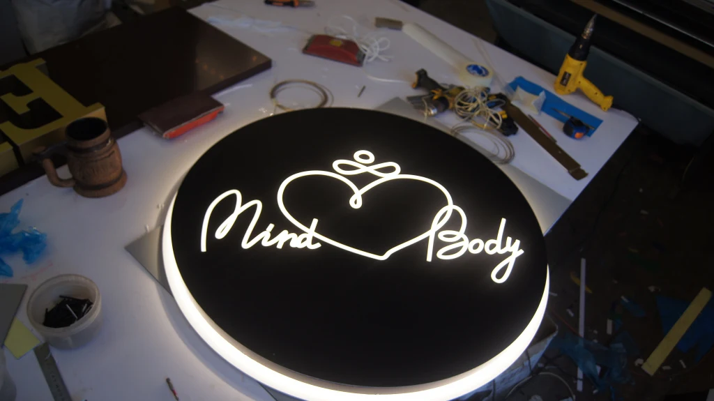 Mind Body — Витринный лайтбокс — общий вид готовой вывески