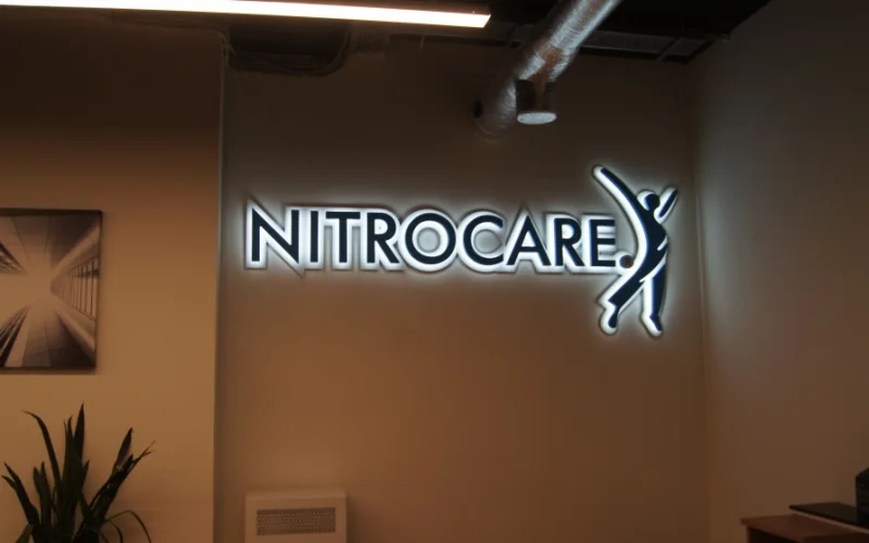 Контражурная вывеска Nitrocare на фигурной подложке