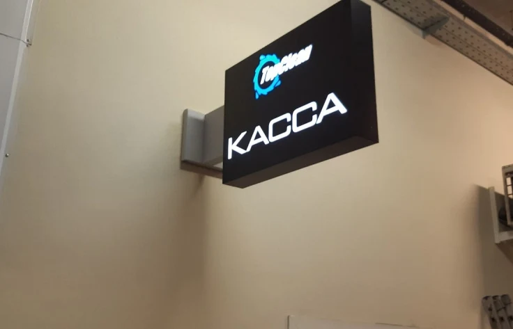 Световой указатель «Касса» с логотипом Top Clean на кронштейне