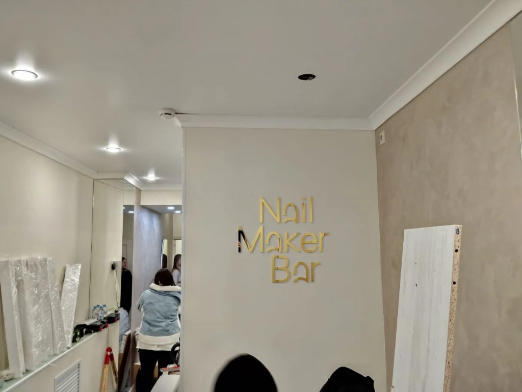 Плоские буквы «Nail Maker Bar» — общий вид готовой вывески
