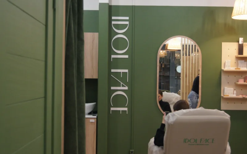 Плоские интерьерные буквы «Idolface» на ресепшн и стену