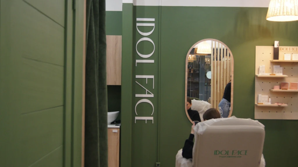 Плоские интерьерные буквы «Idolface» — вывеска на фасаде