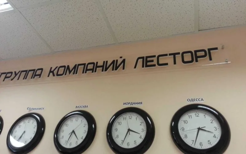 Плоские ПВХ буквы на прозрачном горизонтальном пластике