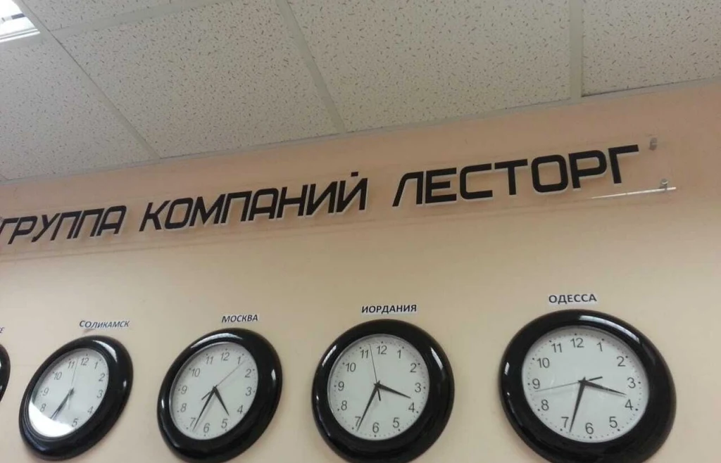 Плоские ПВХ буквы на прозрачном горизонтальном пластике