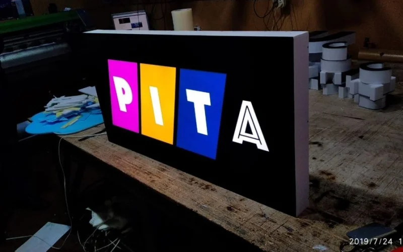 Световой короб Pita с малиновым, жёлтым и синим блоками