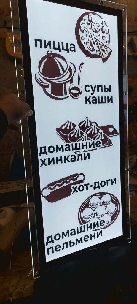 Вертикальная световая панель «Два Батона» с изображениями блюд