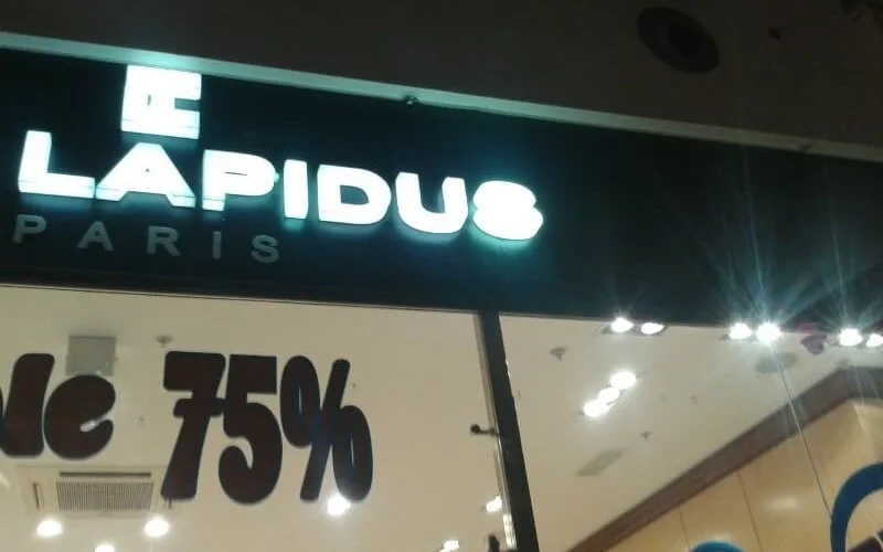 Цельносветовая вывеска Ted Lapidus на тёмном фризе магазина Цельносветовая вывеска Ted Lapidus на тёмном фризе магазина