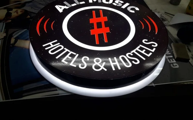 Круглый лайтбокс All Music Hotels & Hostels с музыкальным знаком и белым ореолом
