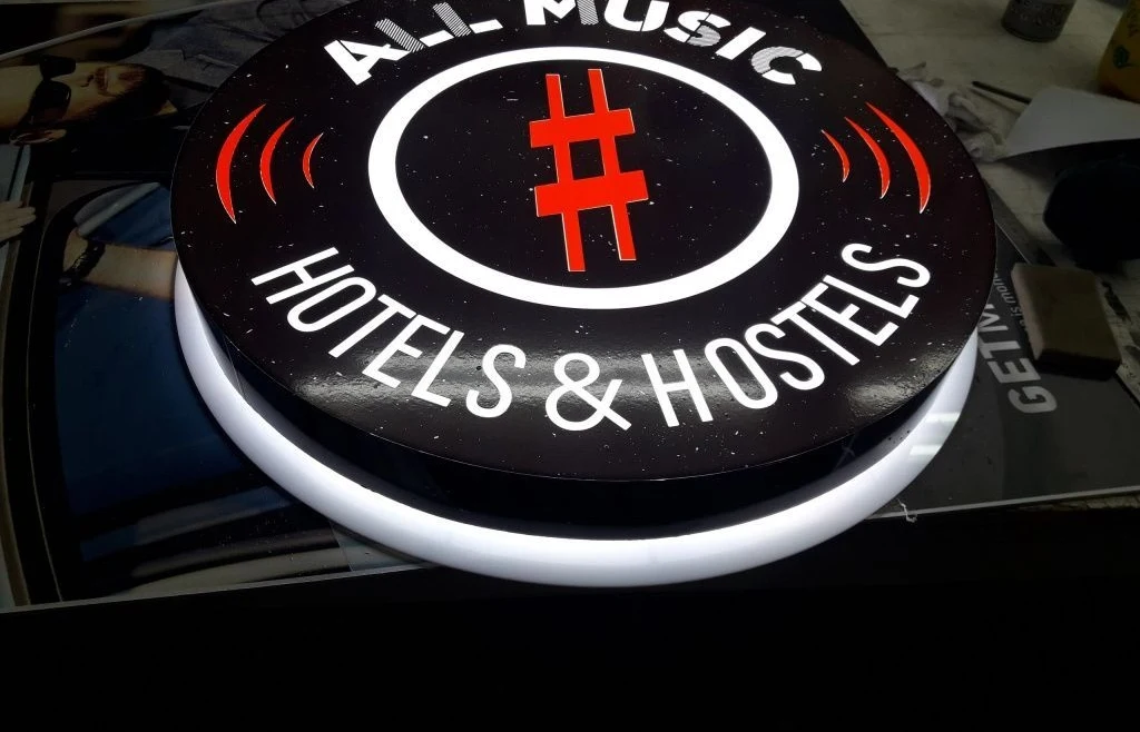 Круглый лайтбокс All Music Hotels & Hostels с музыкальным знаком и белым ореолом