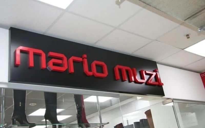 Несветовая вывеска Mario Muzi с красными буквами на чёрной подложке Несветовая вывеска Mario Muzi с красными буквами на чёрной подложке