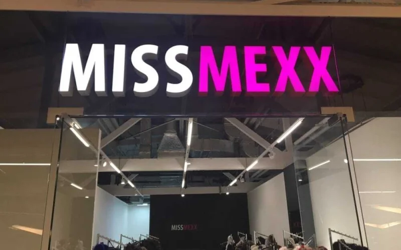 Световая вывеска MISS MEXX на подложке за стеклом над входом Световая вывеска MISS MEXX на подложке за стеклом над входом