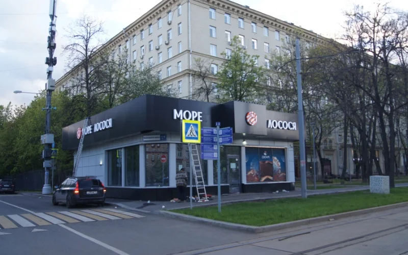 Комплект вывесок «Море лосося» на сторонах отдельно стоящего павильона