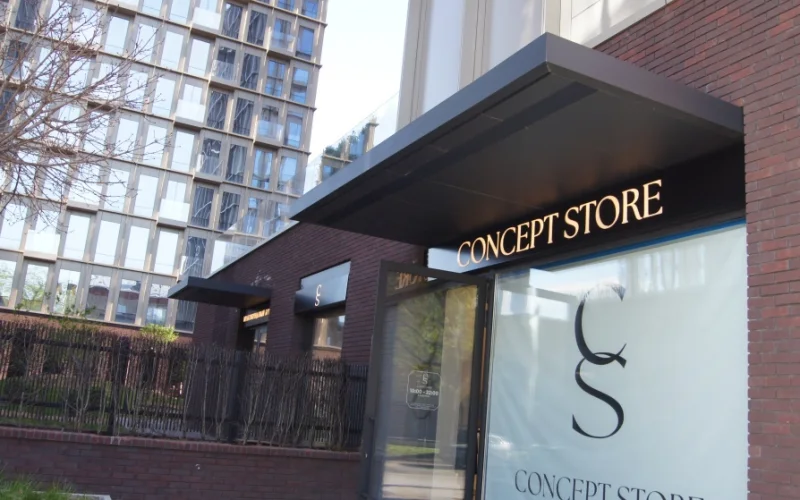 Инкрустированный световой короб Concept Store на чёрной композитной подложке