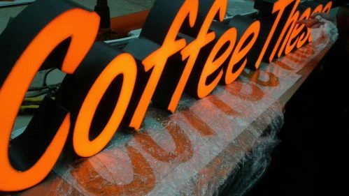 Coffee thess — Световые объемные буквы для кофейни в Москве