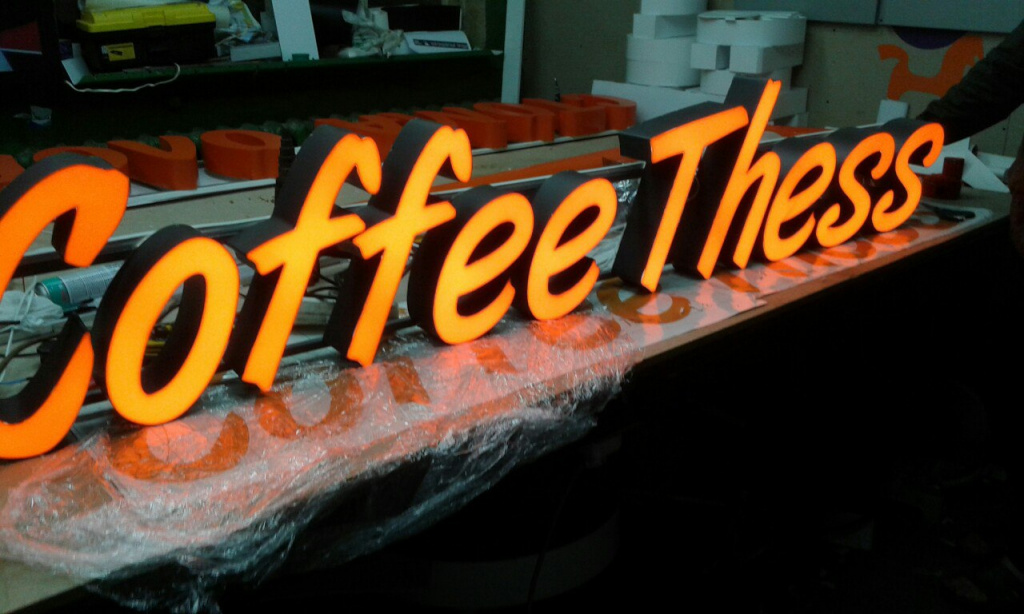 Coffee thess — Световые объемные буквы для кофейни в Москве