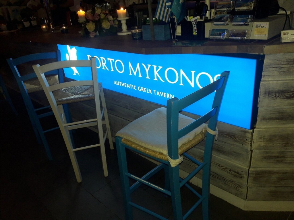 Порто Миконос — световой лайтбокс в интерьере греческого ресторана