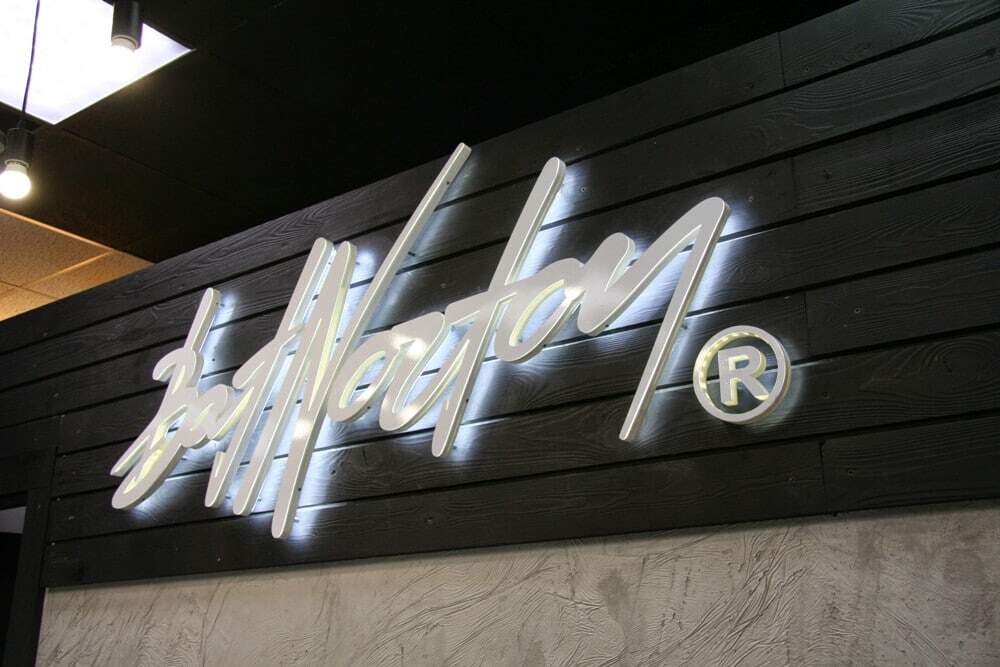 Bat Norton — интерьерная вывеска логотип с контражурным свечением и панель кронштейн в торговом центре