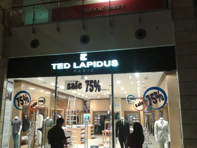 Вывеска Ted Lapidus — акриловые объемные буквы в торговом центре
