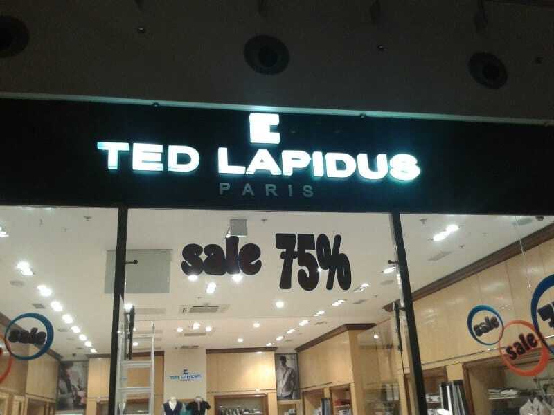 Вывеска Ted Lapidus — акриловые объемные буквы в торговом центре