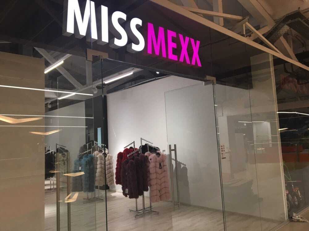 Miss Mexx — световая вывеска из объемных и плоских букв для магазина в торговом центре