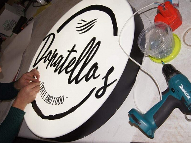 Логотип кофейни "Donatella's"